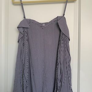 Blouse off the shoulder